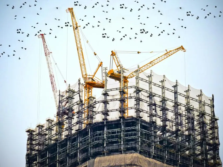 Guindastes sobre edifício em construção